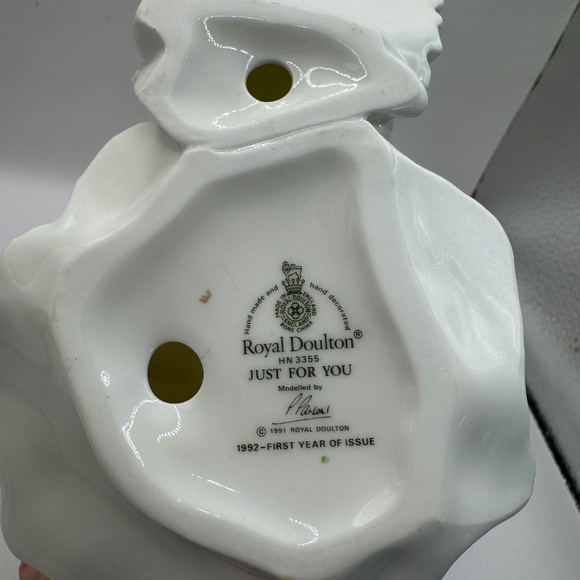 Royal Doulton Figurine Just for You HN3355 Vintage Royal Doulton Mother Daughter - Picture 7 of 8